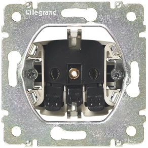   Legrand Valena 2P+F csatlakozóaljzat biztonsági zsaluval, rugós bekötéssel, fehér - 774222