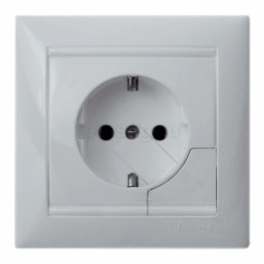   Legrand Valena 2P+F csatlakozóaljzat kiemelővel, fehér - 774394