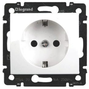 Legrand Valena 2P+F csatlakozóaljzat fehér - 774420