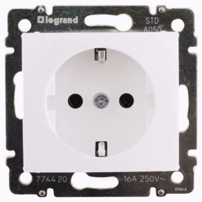   Legrand Valena 2P+F csatlakozóaljzat biztonsági zsaluval, fehér - 774421