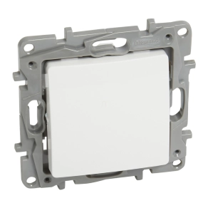 Legrand Niloé egypólusú nyomó 6A, NO-NC, fehér - 764507