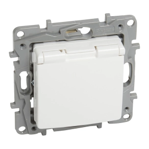   Legrand Niloé 2P+F aljzat csapófedeles biztonsági zsaluval, fehér - 764532