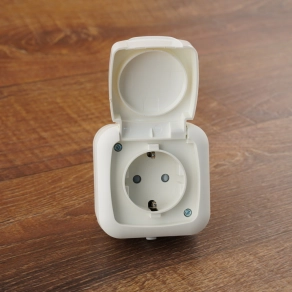   Stilo Aqua 2P+F Schuko földelt csatlakozóaljzat (GYV) biztonsági zsalus IP54 fehér - STI300