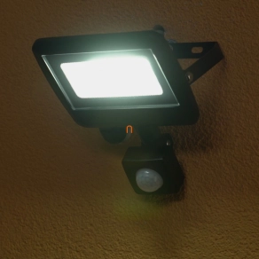   LED reflektor 20W mozgásérzékelős, sorkapoccsal, tömszelencével 4000K 1600lm IP65 120 fok SMD, lapos, fekete - deLux DEL1634