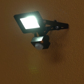   Reflektor 10W LED-es, 800lm, 120 fokos mozgásérzékelővel, 4000K, 15x SMD2835 LED, lapos, fekete - deLux DEL1712
