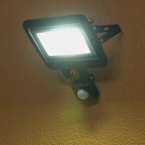   LED reflektor 30W mozgásérzékelős, sorkapoccsal, tömszelencével 4000K 2400lm IP65 120 fok SMD, lapos, fekete - deLux DEL1745