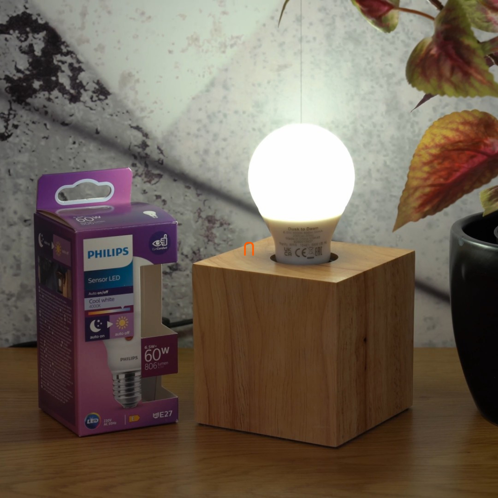 Philips E27 LED 6,5W 806lm 4000K hidegfehér, auto on/off fényérzékelővel - 60W izzó helyett