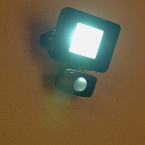   Mozgásérzékelős LED reflektor 10 W, hidegfehér fényű, fekete - Faedo Eglo 97459