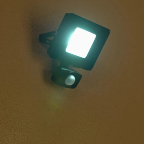   Mozgásérzékelős LED reflektor 21 W, hidegfehér fényű, fekete - Faedo Eglo 97461