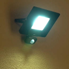   Mozgásérzékelős LED reflektor 53 W, hidegfehér fényű, fekete - Faedo Eglo 97463