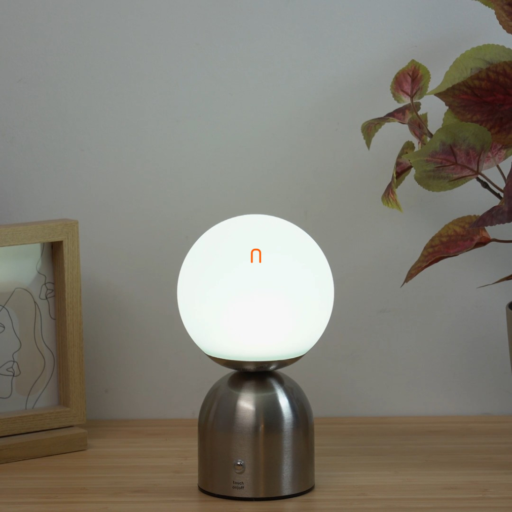 Szabályozható asztali LED lámpa nikkel-opál színben 21 cm - Julsy Globo 21006N, akkumulátoros, tölthető, hordozható, dimmelhető, 0.5 méretes kábellel, 2700-6500-4000 K, 189 lm, 2,5 W, 5 V