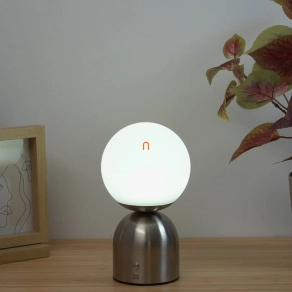   Szabályozható asztali LED lámpa nikkel-opál színben 21 cm - Julsy Globo 21006N, akkumulátoros, tölthető, hordozható, dimmelhető, 0.5 méretes kábellel, 2700-6500-4000 K, 189 lm, 2,5 W, 5 V